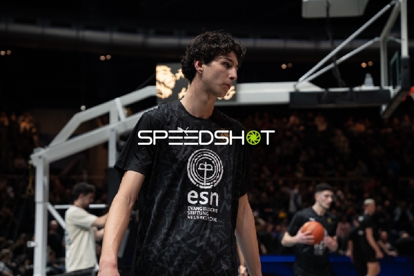 Cavit Gürbüzer (4; Basketball Löwen Braunschweig) auf dem Spielfeld