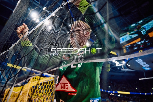 Torwart im Netz verfangen