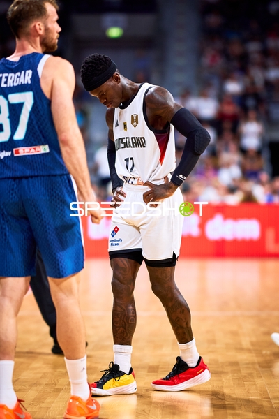 Dennis Schröder (17; Deutschland) und Leon Stergar (37; Slowenien) auf dem Court