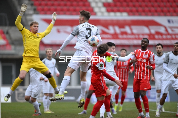 Spieler springen um Ball