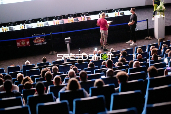 Ringside-Zone Face-Off Pressekonferenz