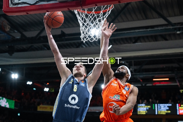 Spielaktion mit Malte Delow (6; Alba Berlin) und Lloyd Pandi (41; Rasta Vechta)