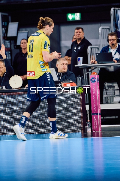 Ein Spieler von Rhein Neckar Löwen verlässt das Spielfeld.