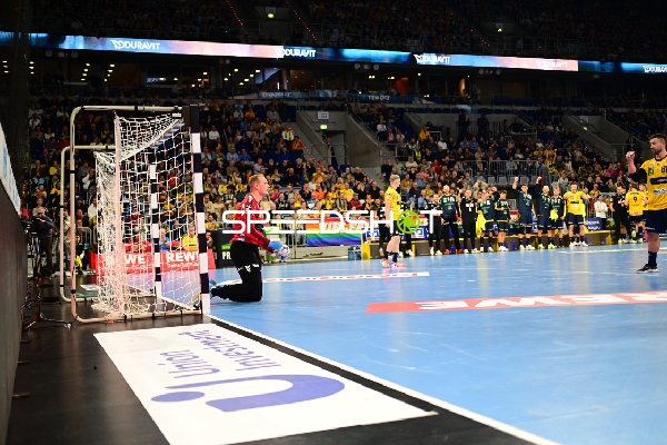 David Späth (29; Rhein Neckar Löwen) hält den Ball