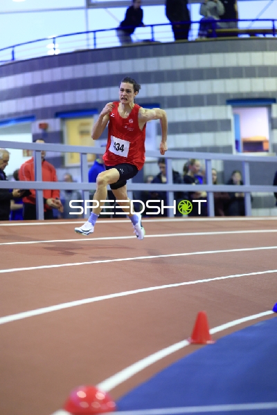 Athlet mit Startnummer 434 sprintet