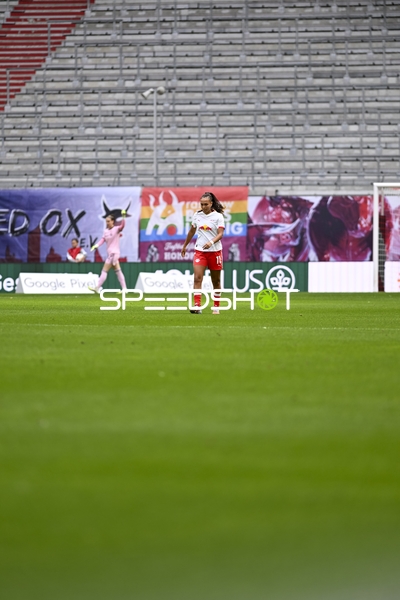 Spielerin auf dem Feld