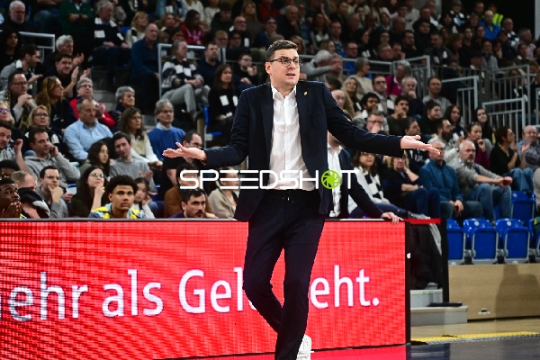 Szene mit Lazar Spasic (997; EWE Baskets Oldenburg), Ralph Hounnou (5; EWE Baskets Oldenburg) und Colin Schroeder (29; EWE Baskets Oldenburg)