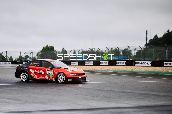 Fahrzeug Fancy Motorsport (827): Chuang Yan, Qinghua Ma, Yat Shing Sunny Wong auf nasser Strecke