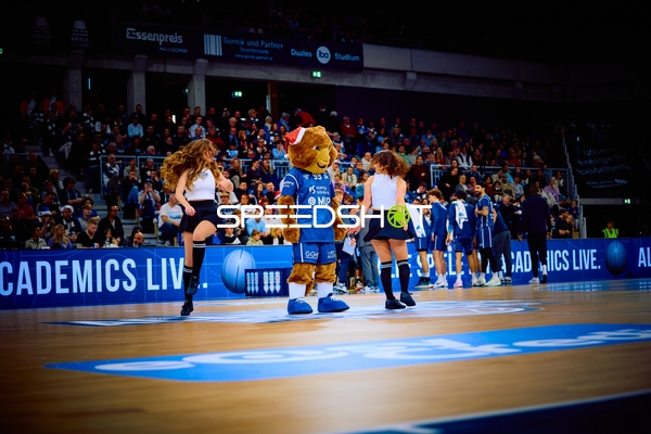 Halbzeitunterhaltung mit Maskottchen und Tänzerinnen