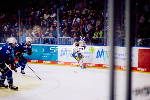 Harter Zweikampf an der Bande