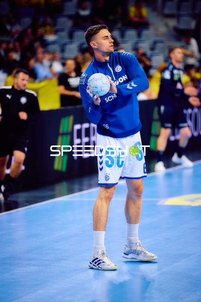 Stepan Zeman (66, VfL Gummersbach) hält Ball