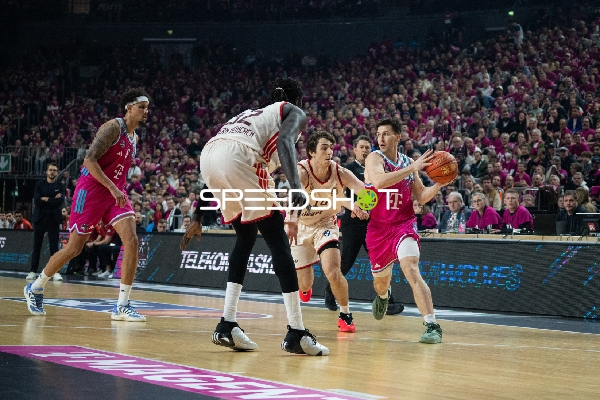 Grayson Murphy (7; Telekom Baskets Bonn) und Justinian Jessup (10; FC Bayern Basketball) in Aktion