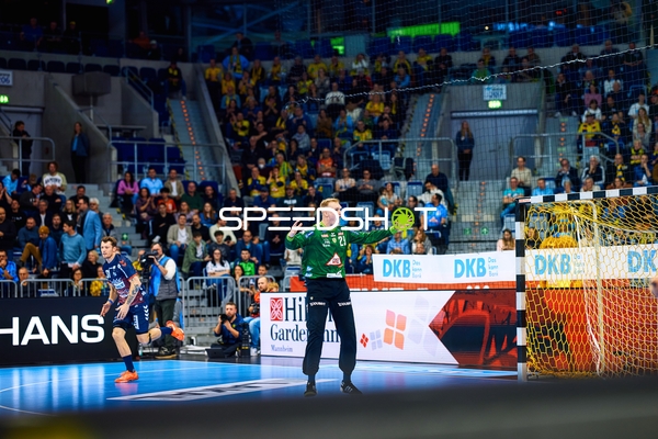 Ein Spieler von SG Flensburg Handewitt mit der Nummer 26 ist in Aktion vor dem Tor.