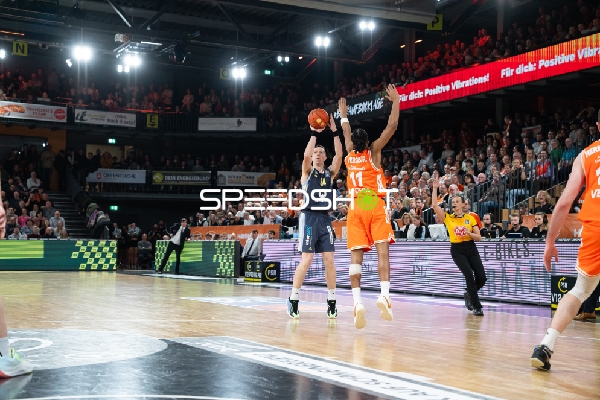 Justin Bean (34; Alba Berlin) mit Wurf gegen Alonzo Verge Jr. (11; Rasta Vechta)