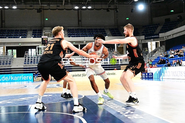Direktes Duell William McDowell-White (9; JL Bourg Basket) und Lars Thiemann (21; Rasta Vechta)