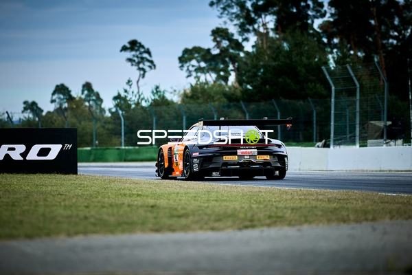 Rennfahrzeug auf der Rennstrecke