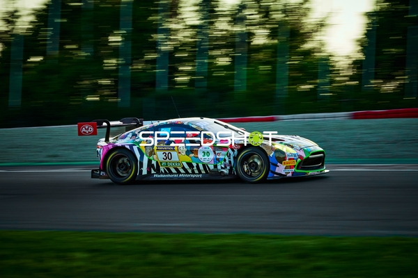 Rennfahrzeug auf der Rennstrecke