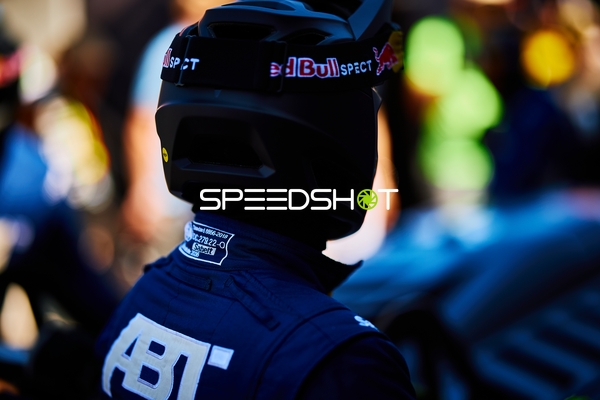 Motorsport-Teilnehmer mit Red Bull Helm