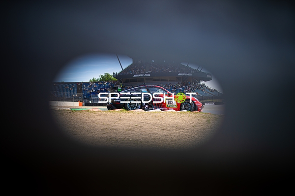 Rennfahrzeug auf der Rennstrecke