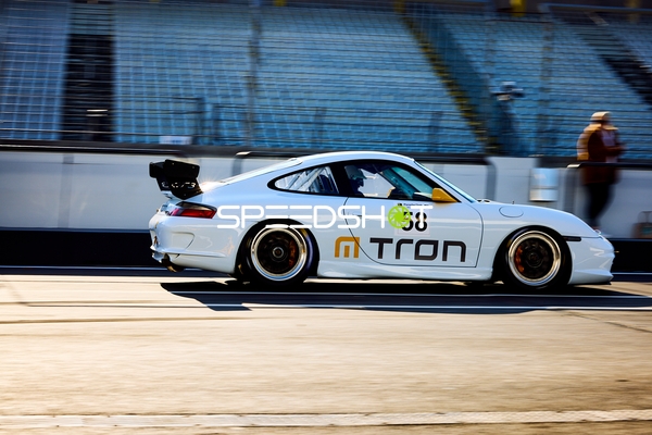 Heinz Bayer fährt auf der Rennstrecke