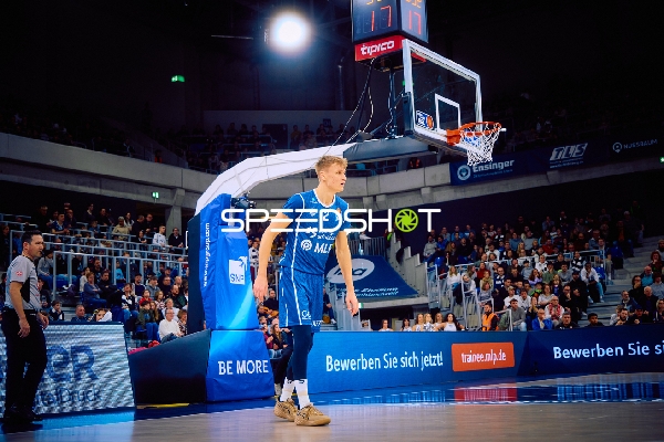 Spieler läuft auf das Spielfeld zu