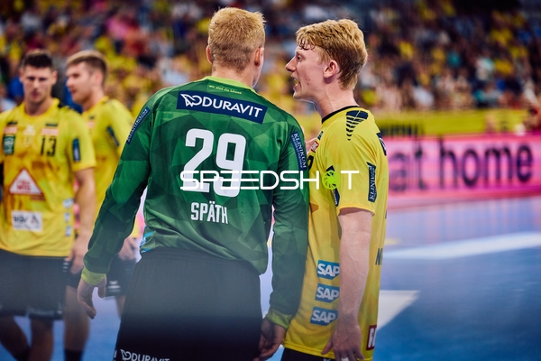 Spieler diskutieren auf dem Spielfeld