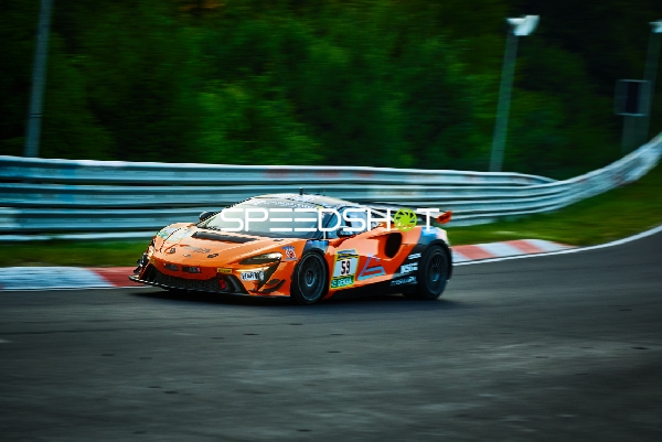 Rennfahrzeug auf der Rennstrecke