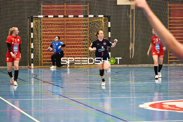 Spielerin von Mainz 05 (Nummer 7) in Aktion