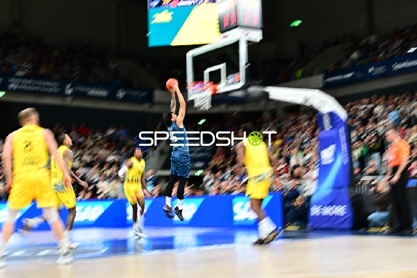 Marcel Keßen (15; MLP Academics Heidelberg) beim Wurf in Aktion