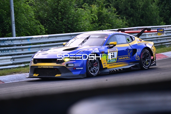 Rennfahrzeug auf der Rennstrecke