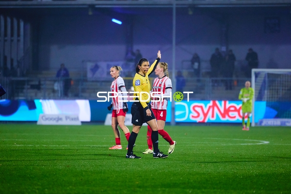 Schiedsrichterin zeigt Entscheidung