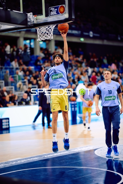 Michael Kessens (0, Alba Berlin) bereitet Wurf vor