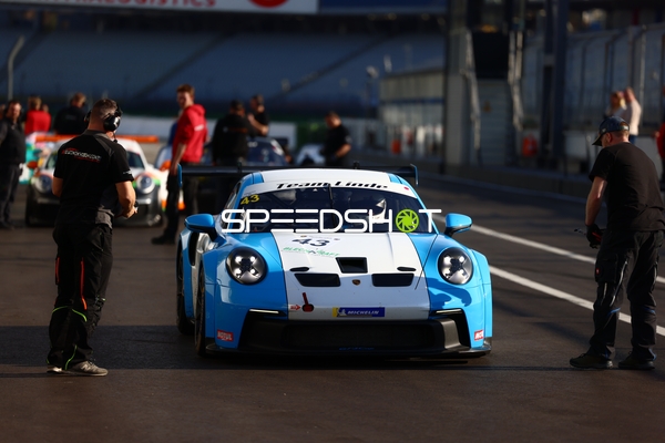 Auto mit Startnummer 43 bei der Vorbereitung