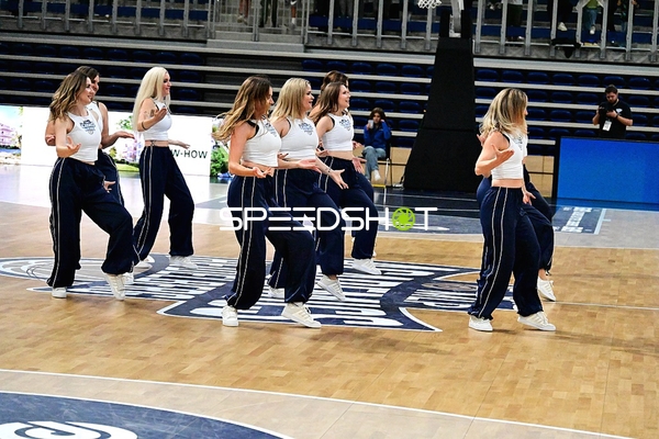 Cheerleader tanzen auf Court