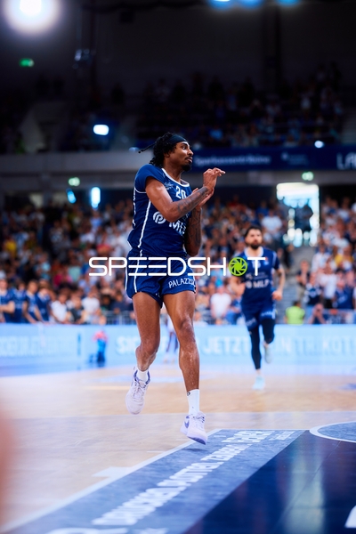 Jump Shot Michael Weathers (20;MLP Academics Heidelberg)