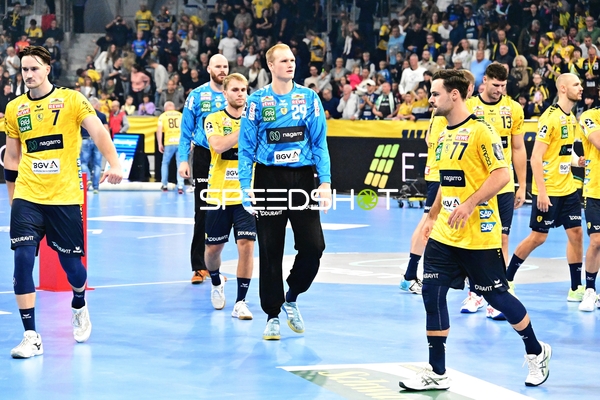 Robert Timmermeister (7; Rhein Neckar Löwen), Dani Baijens (77; Rhein Neckar Löwen) und Sebastian Heymann (13; Rhein Neckar Löwen) laufen auf dem Spielfeld