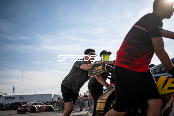 Mechaniker in der Boxengasse