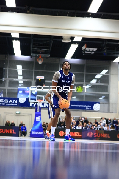 Osun Osunniyi (12; MLP Academics Heidelberg) mit Ball in Aktion