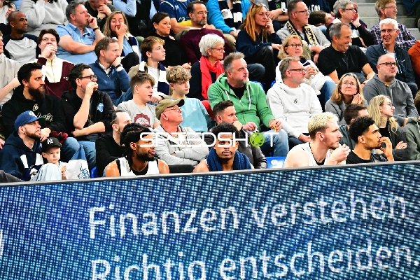 Szene mit Philipp Hartwich (15; Basketball Löwen Braunschweig) und Teamkollegen