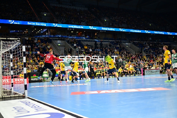 Torwart David Späth (29; Rhein Neckar Löwen) pariert Sprungwurf