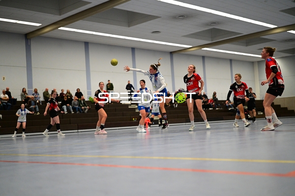 Spieler von TVE - Edinger Haie wirft aufs Tor