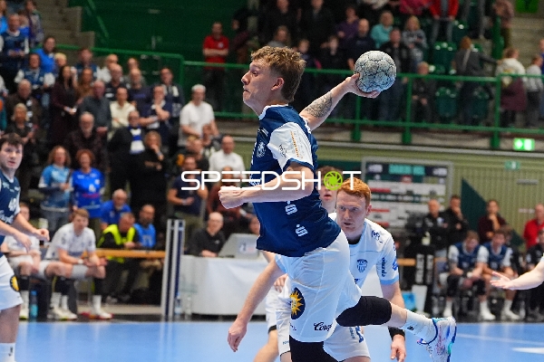 Soeren Steinhaus (53; Bergischer HC) und Nicolai Theilinger (3; TBV Lemgo) in Aktion