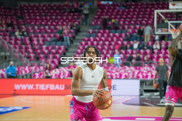 Zachery Cooks (3; Telekom Baskets Bonn) am Spielfeldrand