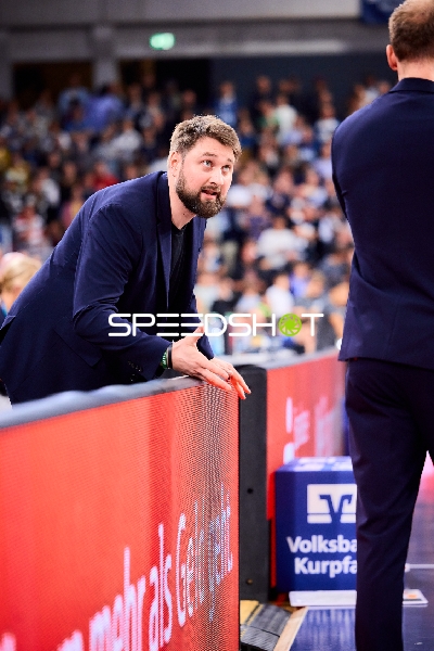 Kevin Oberlack (998; Gladiators Trier) am Spielfeldrand