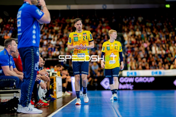 Patrick Groetzki (24, Rhein Neckar Löwen) und Jon Lindenchrone Andersen (42, Rhein Neckar Löwen) am Spielfeldrand