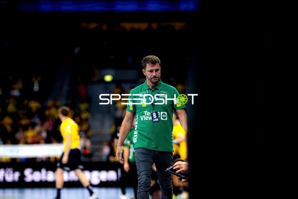 Ben Matschke (999; FAG) am Spielfeldrand