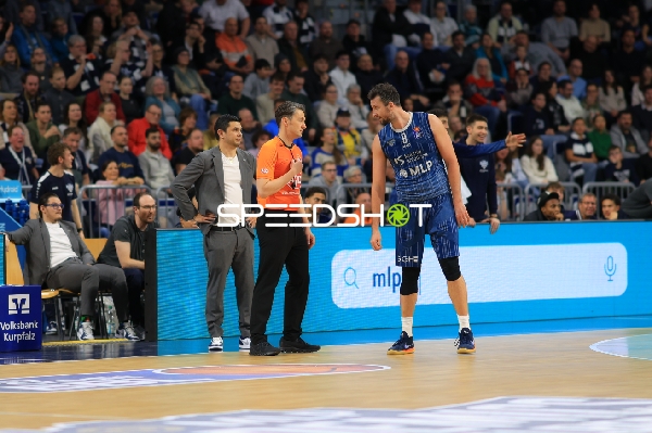 Szene mit Paul Zipser (9; MLP Academics Heidelberg) und Teammitgliedern