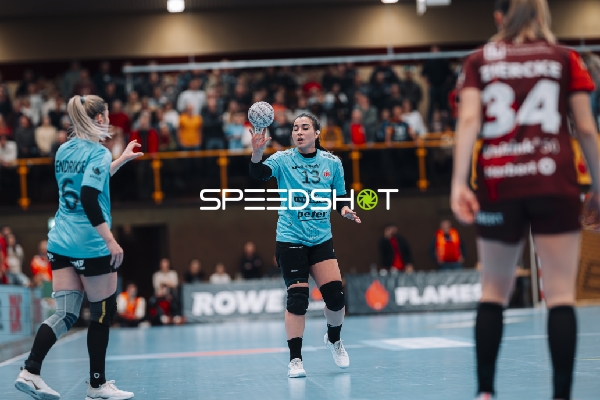 Szene mit Giulia Guarieiro (13; Thüringer HC) und Nathalie Hendrikse (6; Thüringer HC)