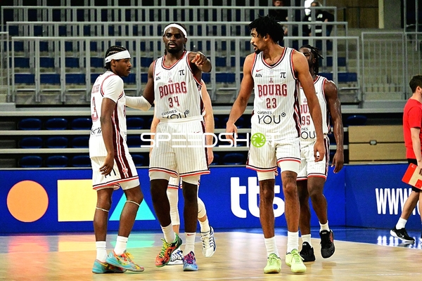 Spieler von JL Bourg Basket auf dem Court