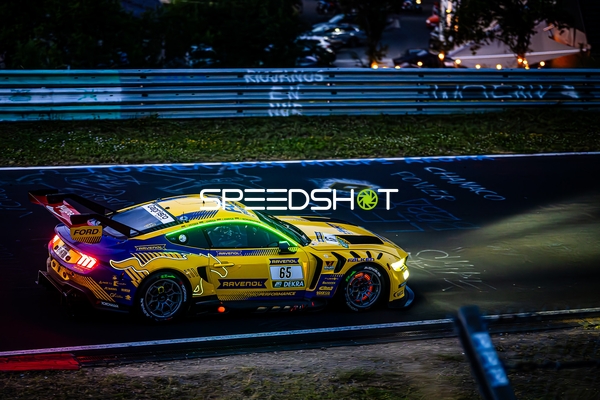 Fahrzeug #65 auf der Rennstrecke